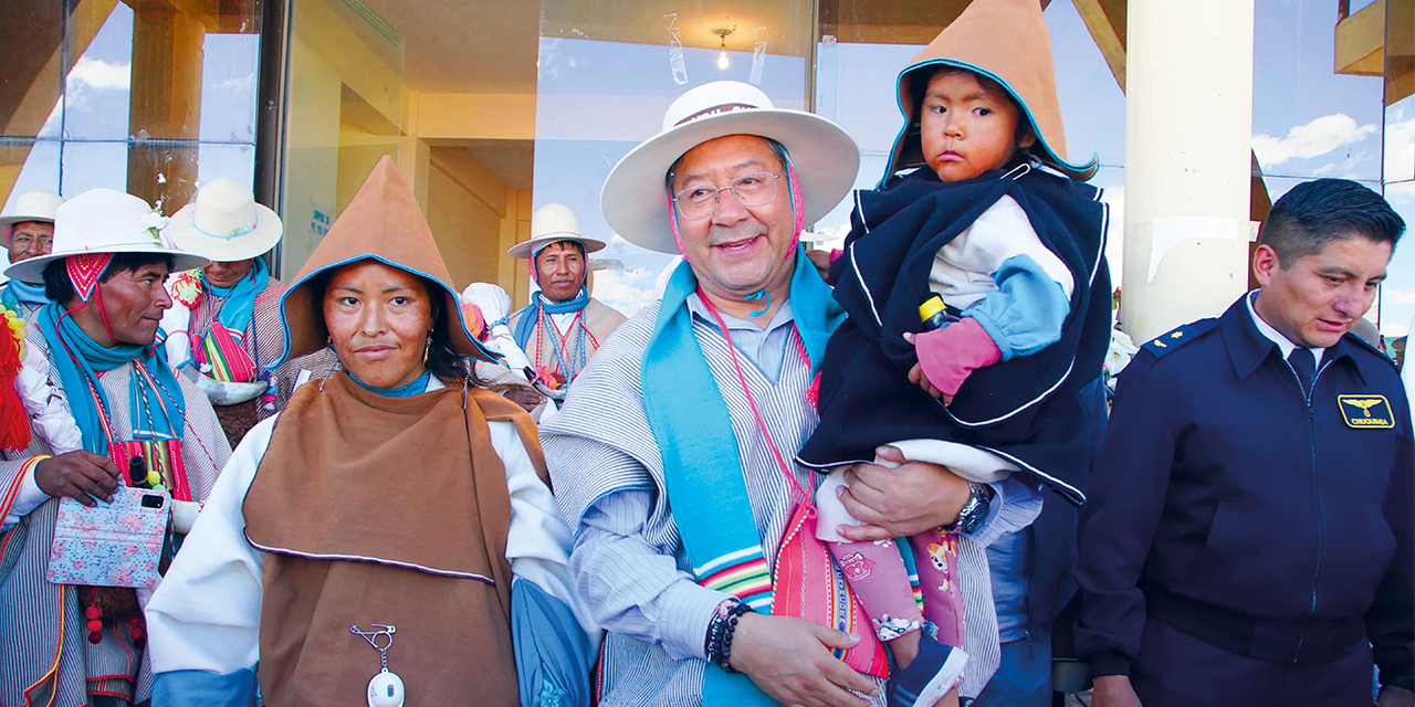 La Ancestral cultura Uru Chipaya recibe del presidente arce viviendas dignas