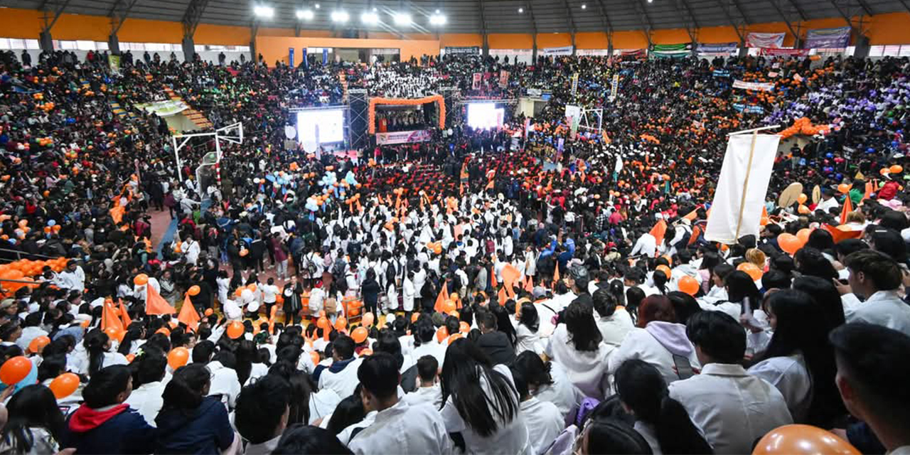 Presidente Arce entrega viviendas en El Alto e inaugura el coliseo de la UPEA