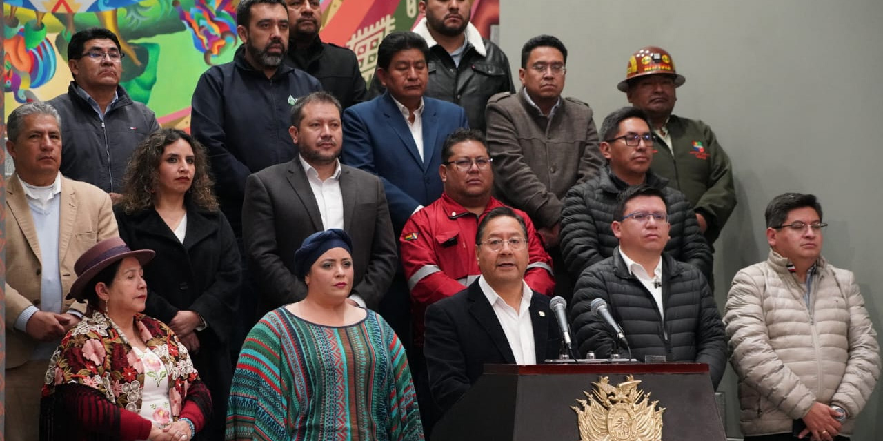 El presidente Luis Arce junto a sus ministros en su mensaje al pueblo boliviano desde la Casa Grande del Pueblo. Foto: Jorge Mamani