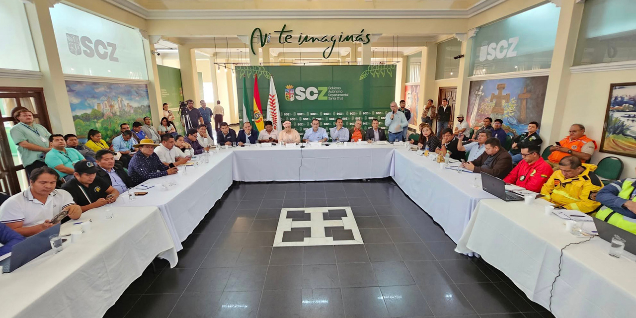 La ministra de la Presidencia, María Nela Prada, con autoridades de Santa Cruz.