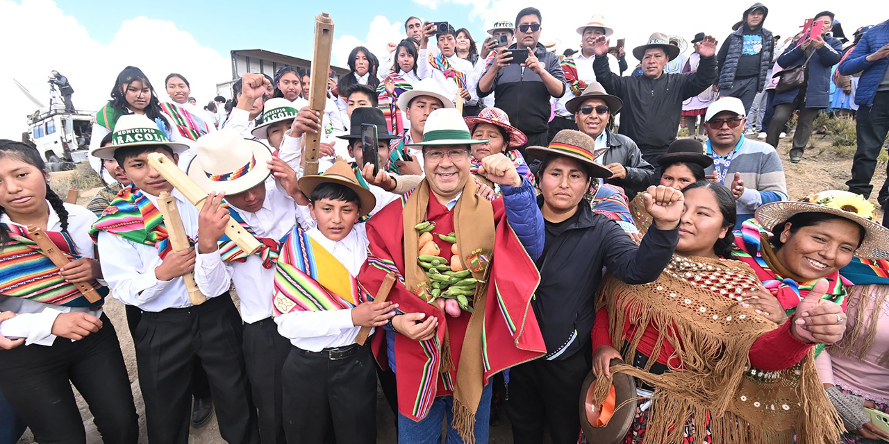 El  presidente Luis Arce rodeado de la población de Soracachi.