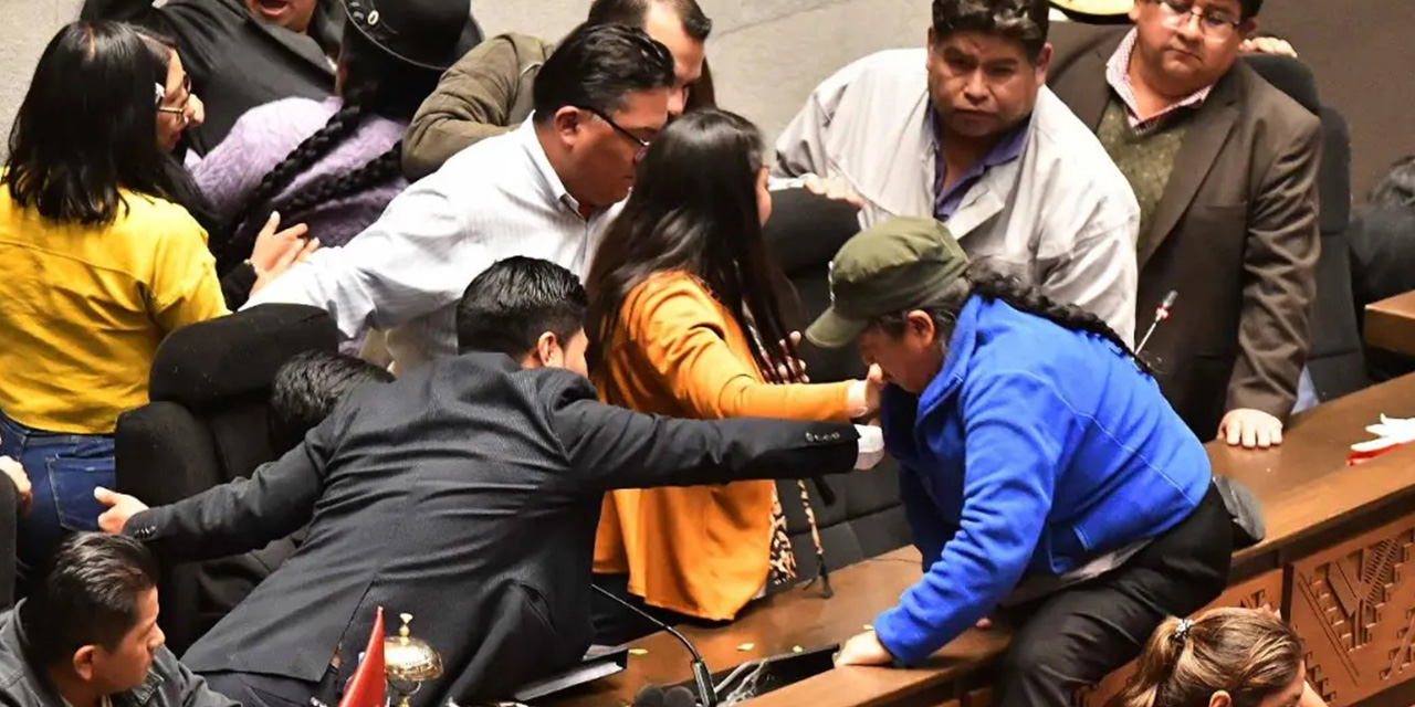Legisladores evistas se suben a la testera de Diputados para frenar una sesión.
