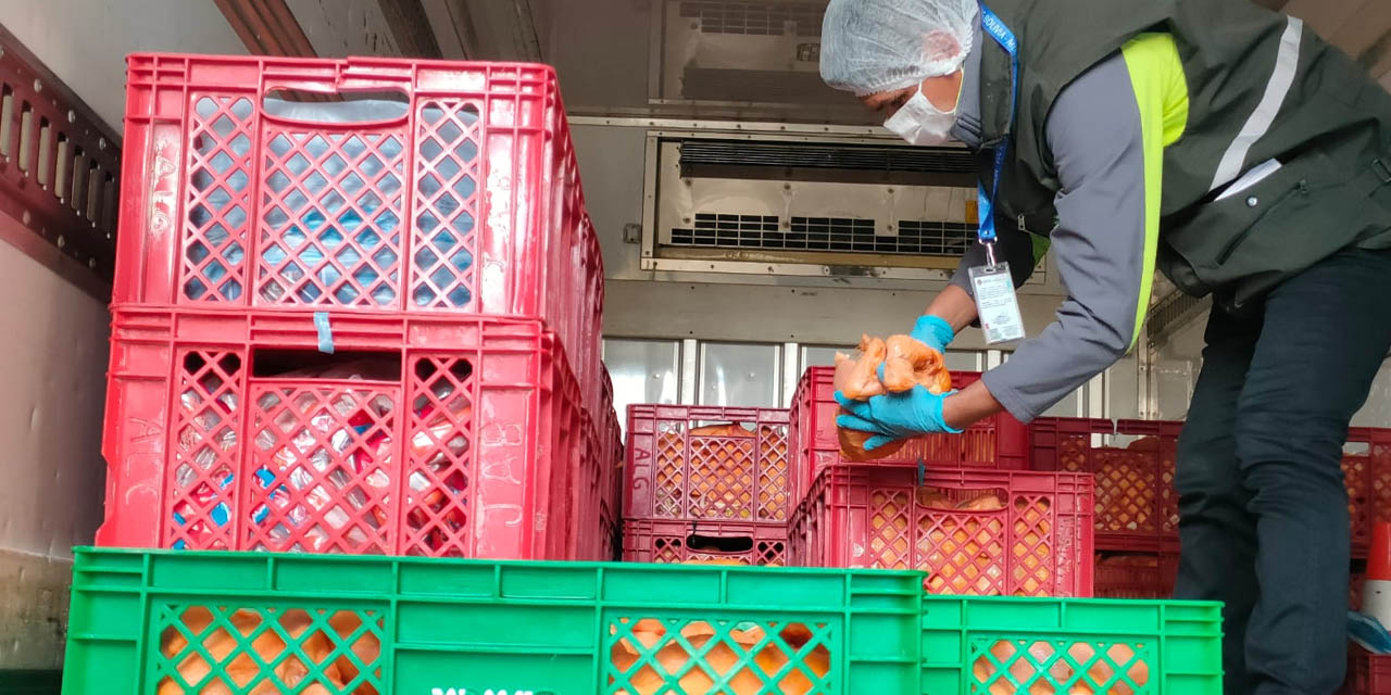 Un funcionario muestra la carne de pollo secuestrada