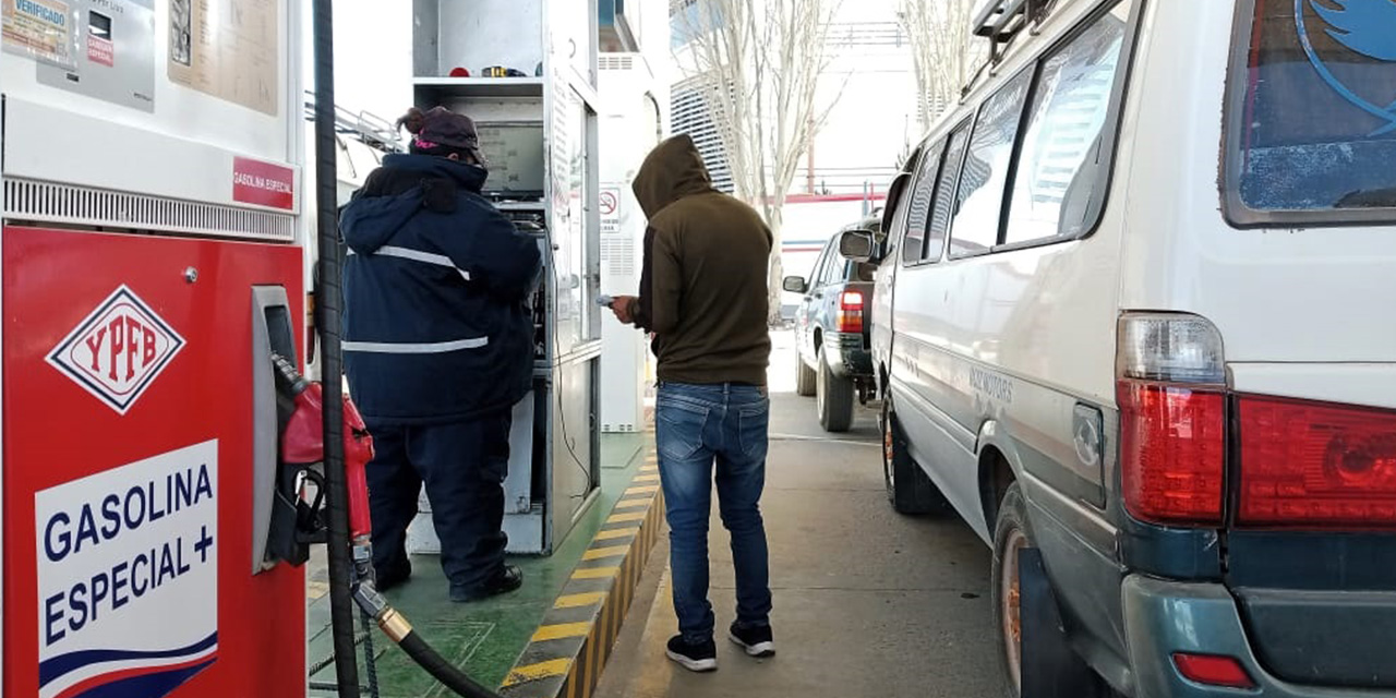 Vehículo del transporte público se abastece de gasolina. 
