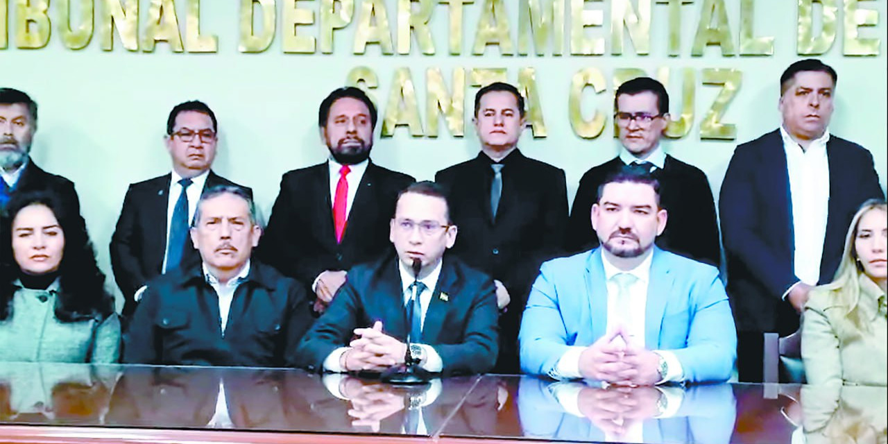 El presidente del TSJ, Romer Saucedo, junto a magistrados de Santa Cruz.