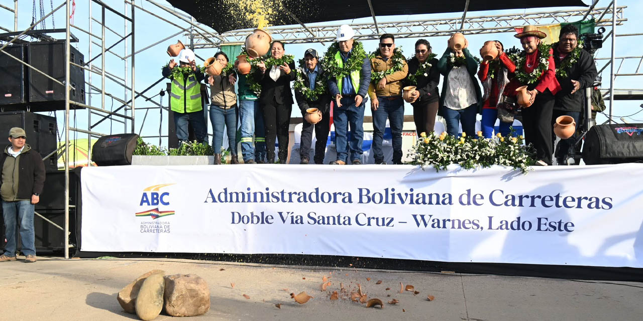 El presidente Luis Arce, junto a otras autoridades, en el inicio de las obras de la Doble Vía Santa Cruz – Warnes (Lado Este).