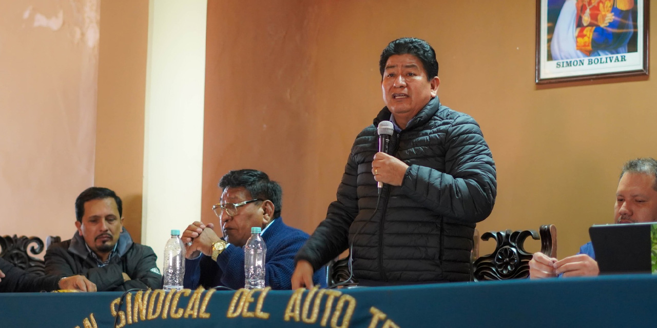 El ministro Edgar Montaño, en la reunión con los choferes.