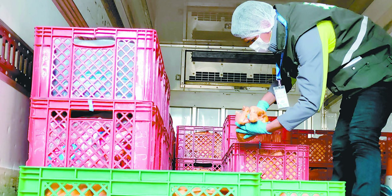 Las unidades de pollo antes de ser entregadas a Emapa, en el centro de La Paz.