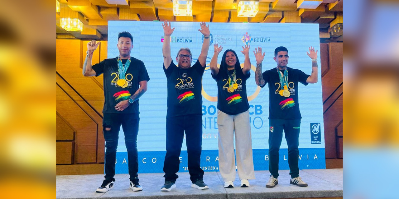 El presidente del BCB, Edwin Rojas, junto a deportistas destacados en la presentación del Bono BCB Bicentenario, el 30 de junio. Foto: BCB