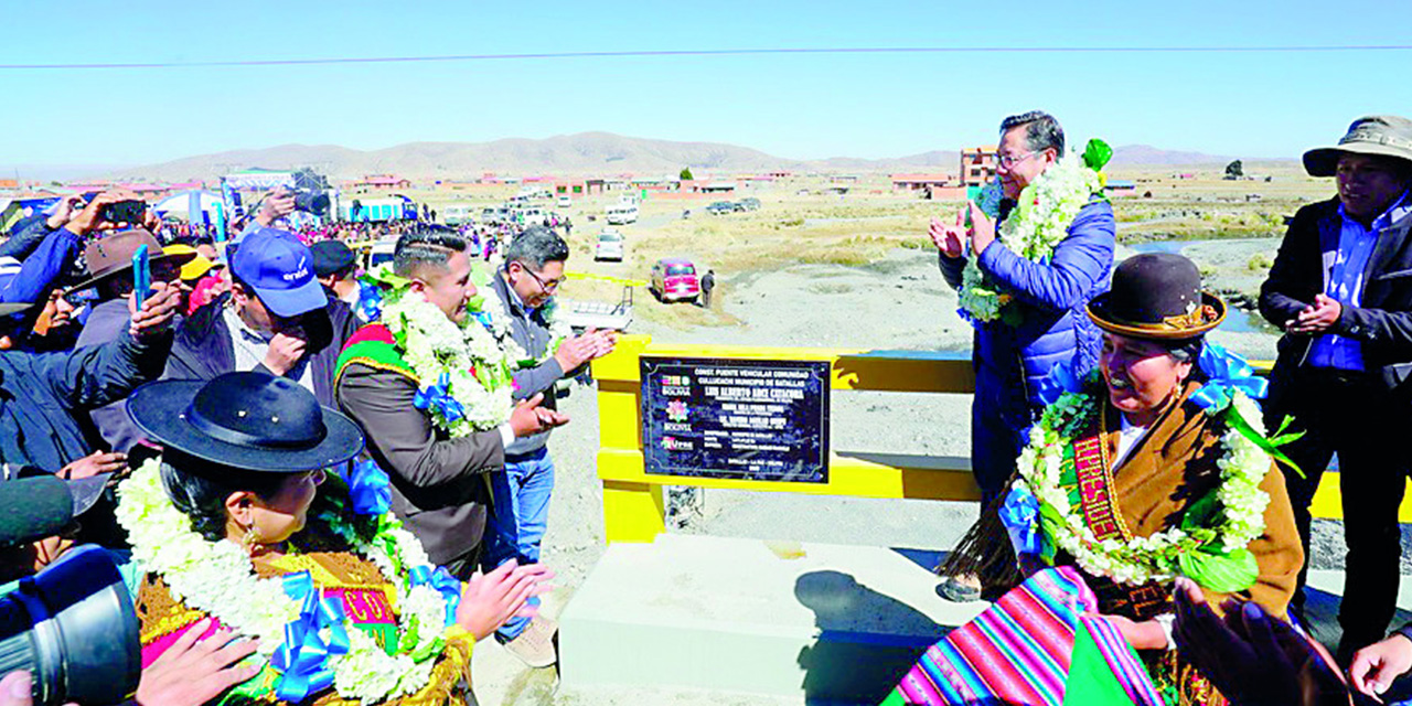 El presidente Luis Arce, en el municipio de Batallas.