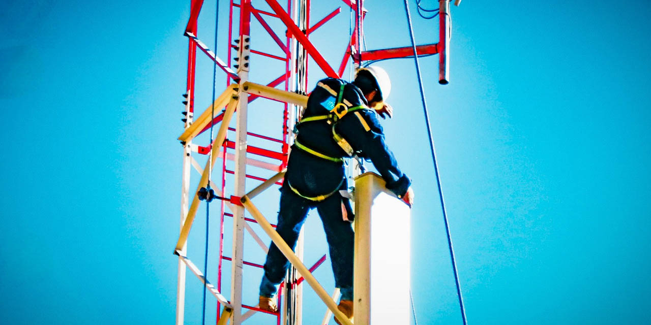 Técnicos de Entel trabajan en una torre de retransmisión de señal 5G. 