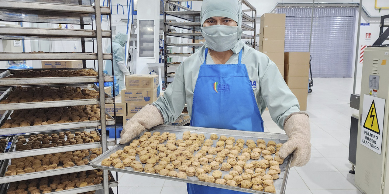 Un operario que trabaja en la elaboración de galletas de EBA. 