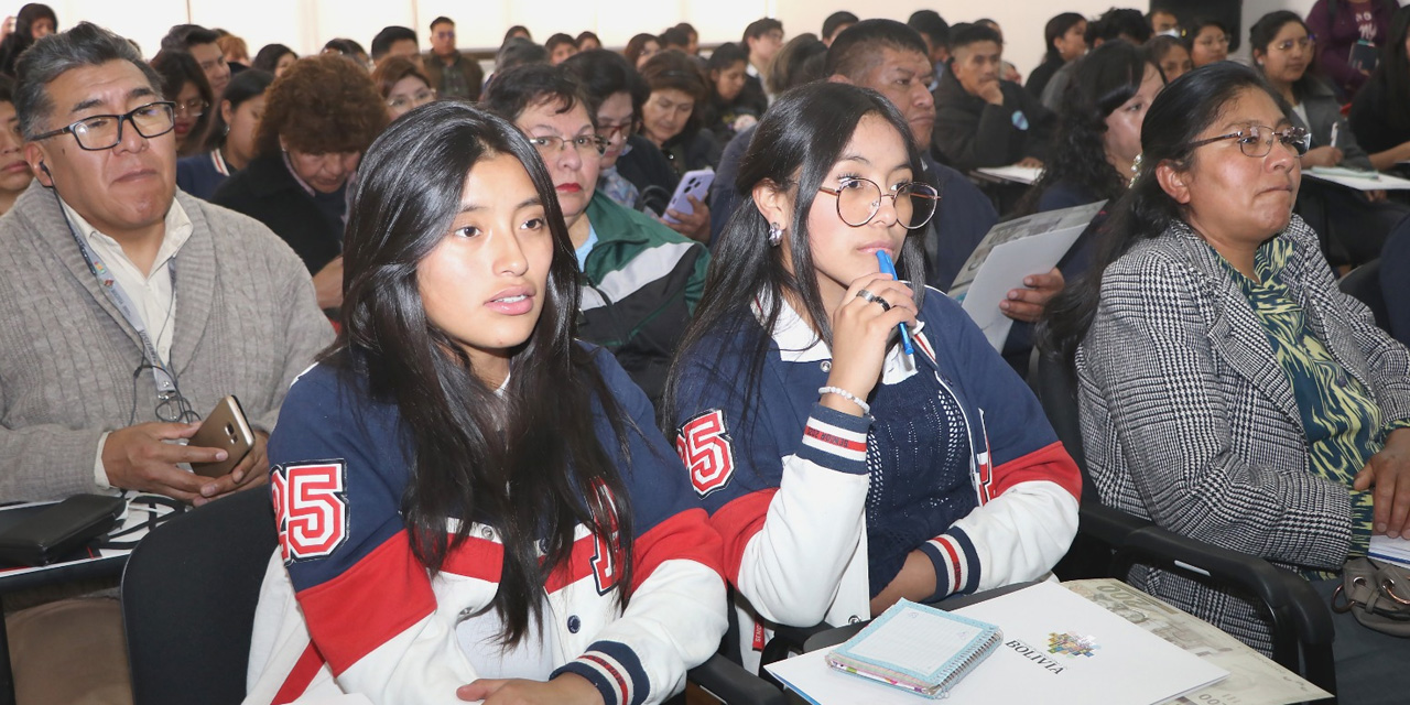 Parte de los asistentes del evento “Educación Financiera para la Vida: Derechos, Ahorro y Prevención desde el Aula”. Foto: MdE