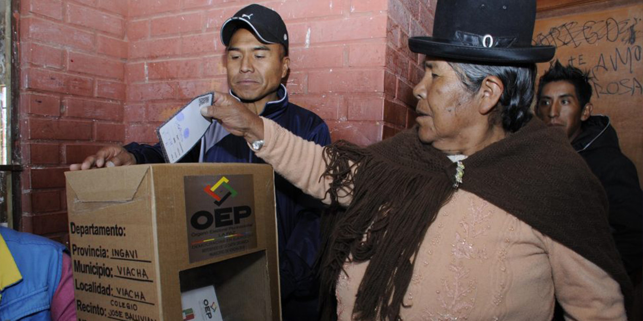 Una mujer emite su voto en las elecciones de 2020.