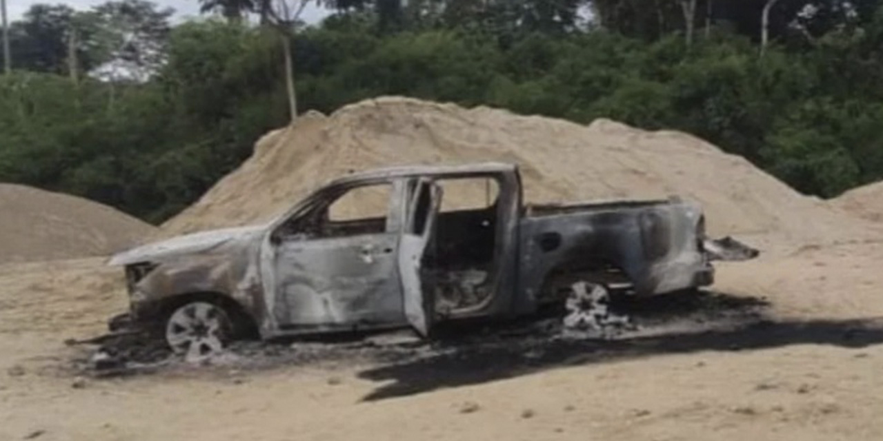 Así quedó la camioneta de los presuntos ladrones de movilidades.