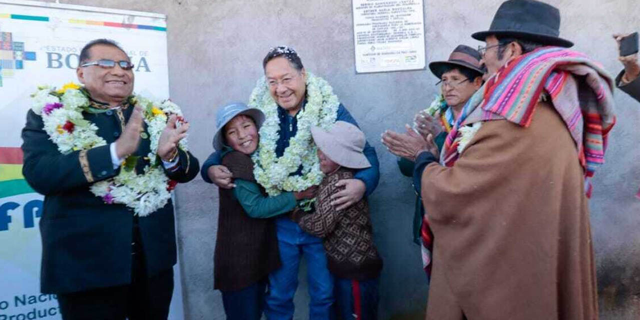 El presidente Luis Arce entrega obra en Santiago de Machaca. Foto: Comunicación Presidencial