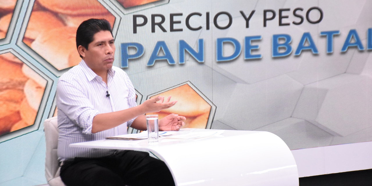 Flores en entrevista con Bolivia Tv. Foto: Jorge Mamani 