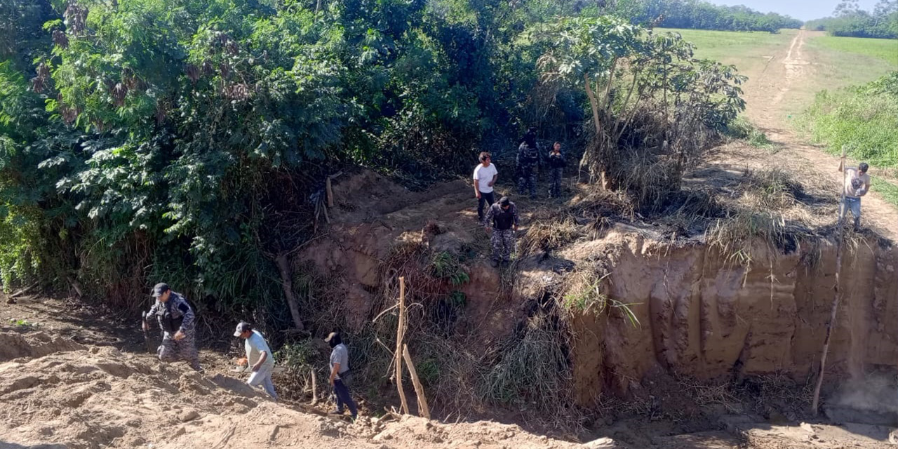 Efectivos policiales destruyeron el puente que construyeron los avasalladores.