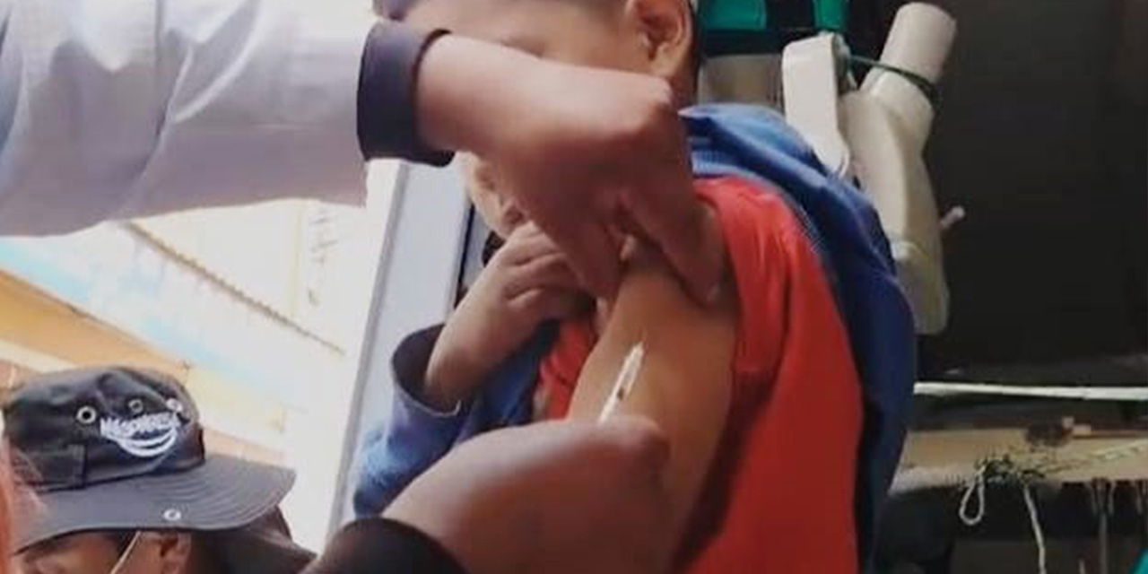 Un niño recibe la vacuna del SRP.