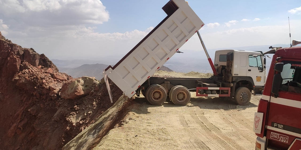 El vaciado de material seco en la cúspide del cerro.