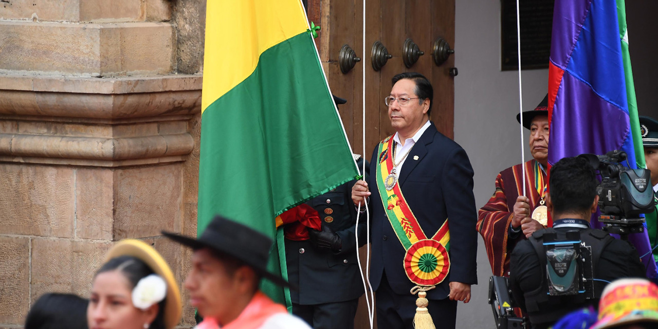 El presidente, Luis Arce, y el vicepresidente, David Choquehuanca, en puertas de la Casa de la Libertad.