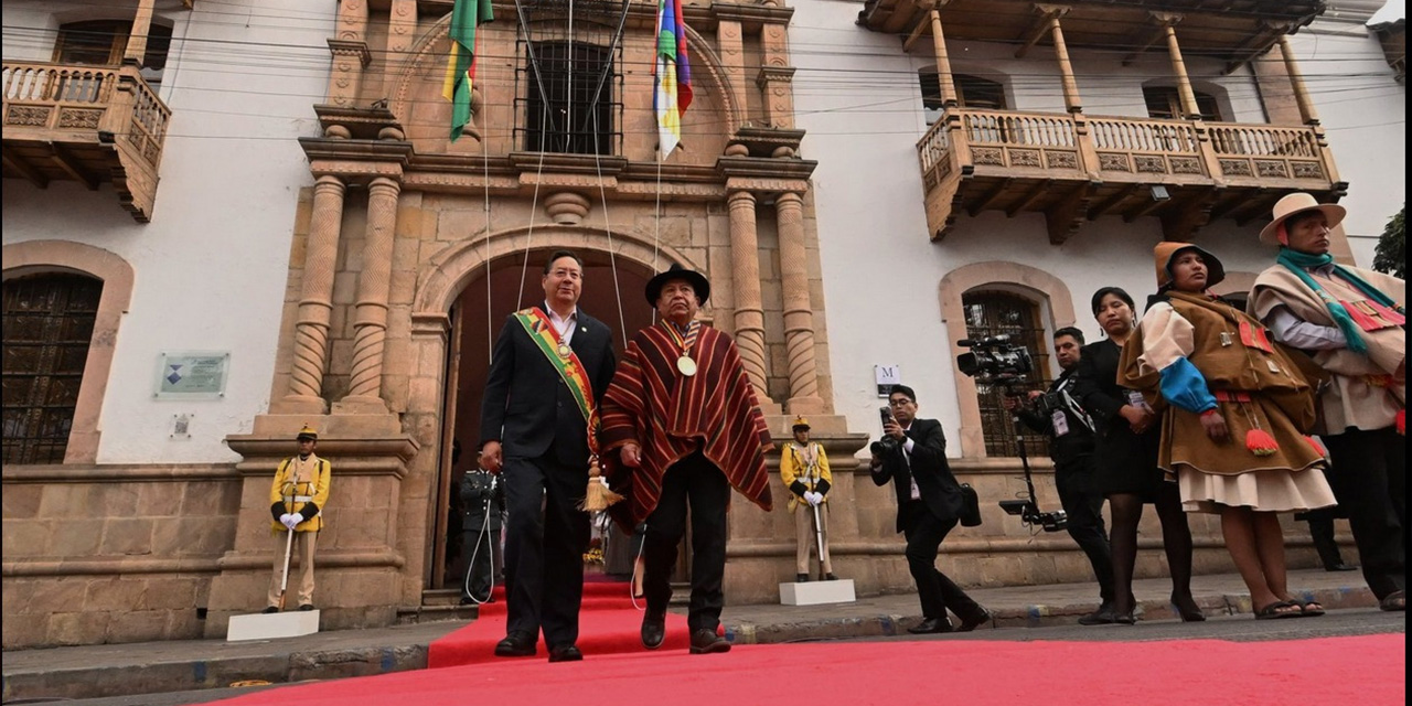 El presidente Luis Arce y el vicepresidente David Choquehuanca en puertas de la Casa de la Libertad, en la ciudad de Sucre.