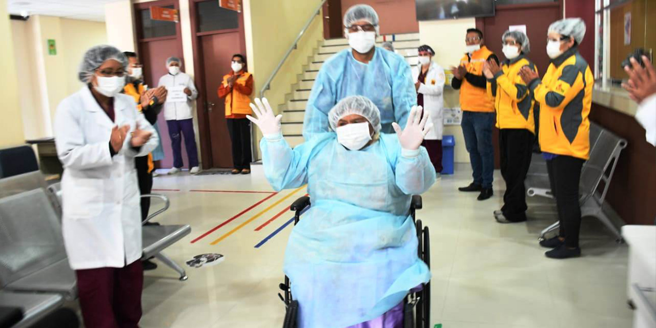 Una paciente recuperada de coronavirus abandona un centro hospitalario.