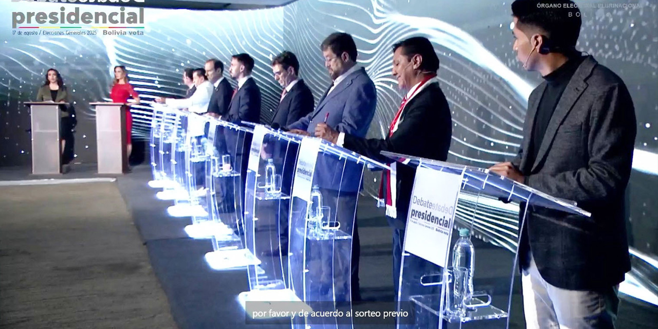 Candidatos en el primer debate del TSE, el 1 de agosto, en Santa Cruz.