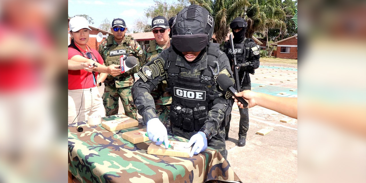 Un oficial procede a abrir uno de los paquetes con clorhidrato de cocaína.