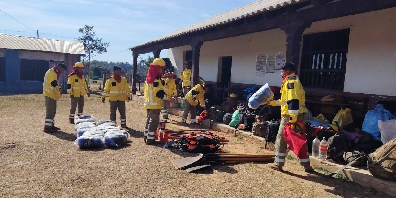 Los bomberos que se dirigieron a la zona de fuego activo en el área protegida.