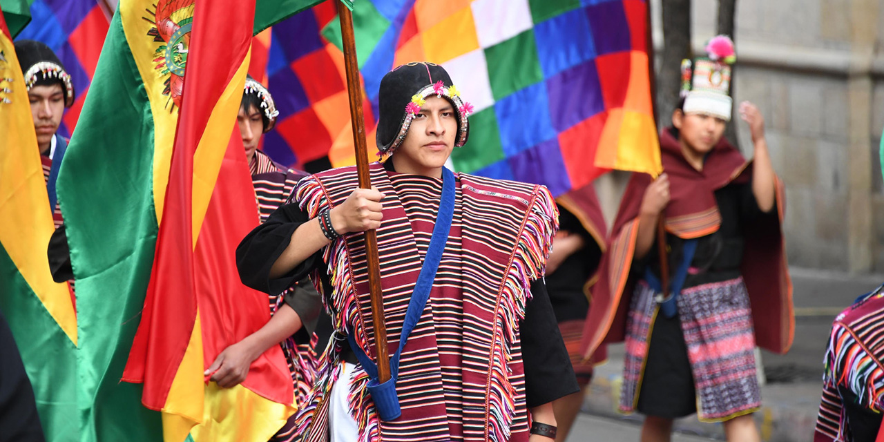Símbolos patrios y pueblos indígenas en Sucre.