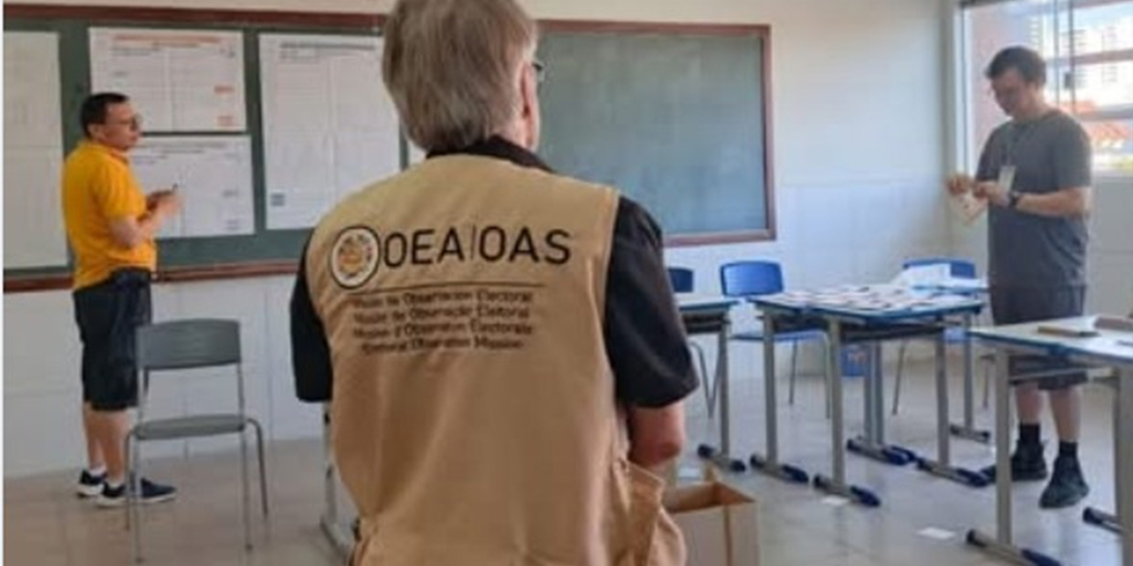 Un observador de la OEA durante un conteo de votos.