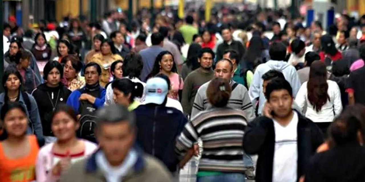 La población camina con tranquilidad en las calles del país. 