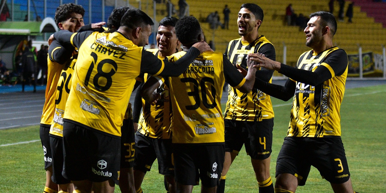 Jaime Arrascaita (centro), arma, genera y convierte goles para el Tigre.