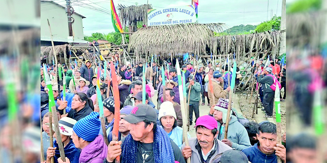 Pobladores del Chapare hacen vigilia con palos.