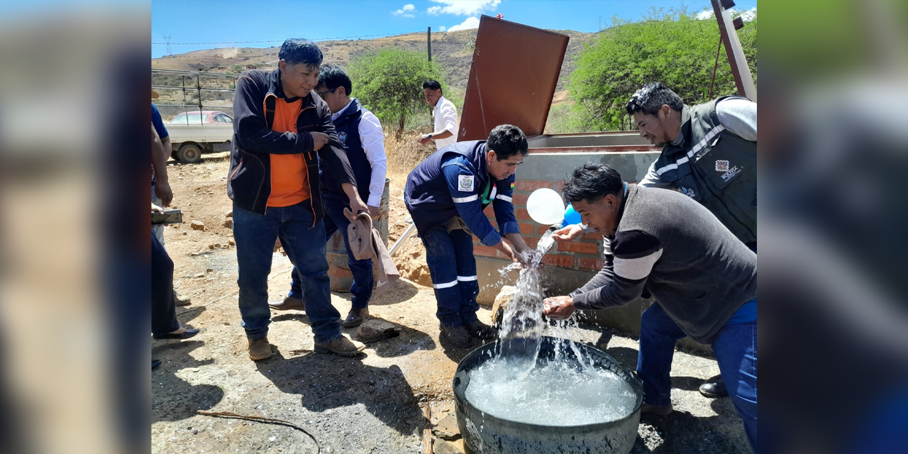 Pobladores de la comunidad de Canelas disfrutando del agua del pozo.
