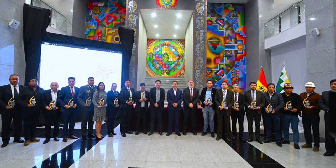 El presidente Luis Arce junto a los directivos de las 27 empresas públicas que aportan al Bono Juancito Pinto. Foto: Facebook Lucho Arce