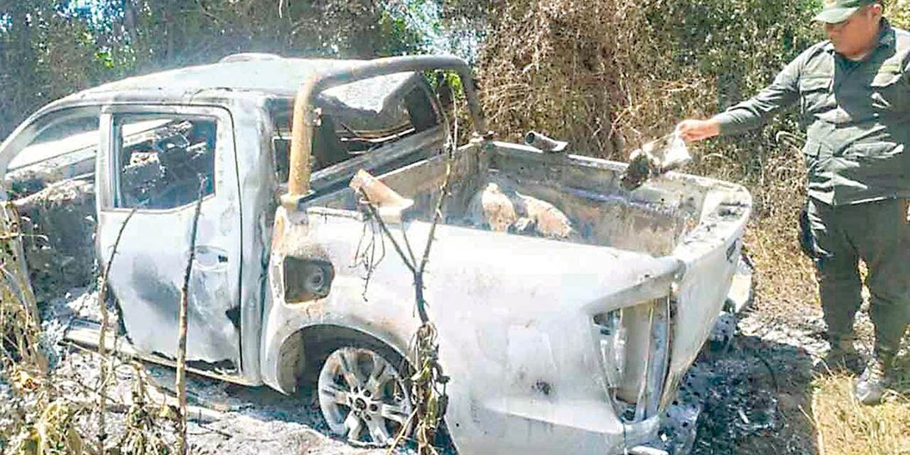 Camioneta calcinada donde se encontraron tres cuerpos.