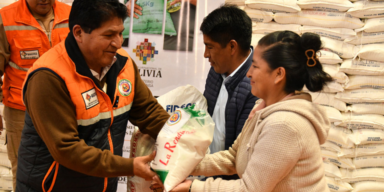 Gobierno envía 2,2 toneladas de alimentos y maquinaria a familias afectadas por una riada en Caranavi