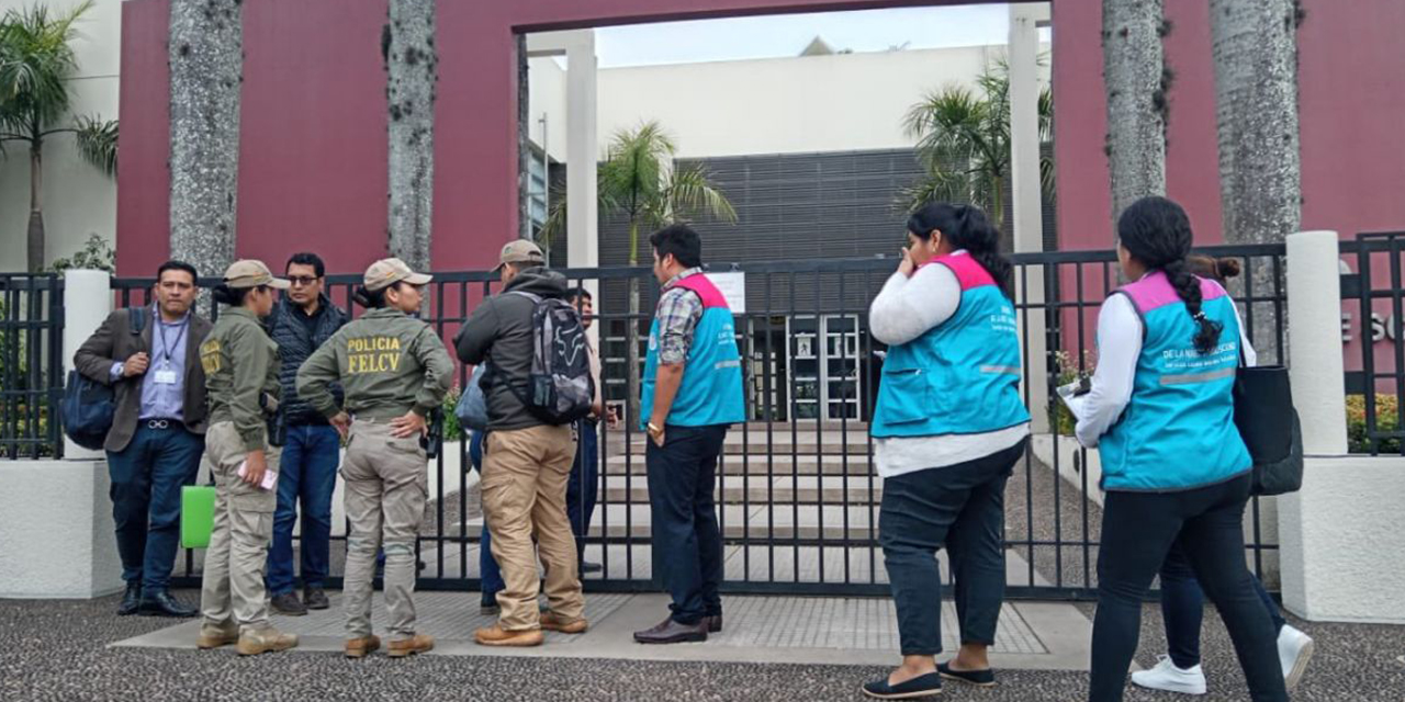 Efectivos de la Fuerza Especial de Lucha Contra la Violencia hacen las investigaciones del caso.