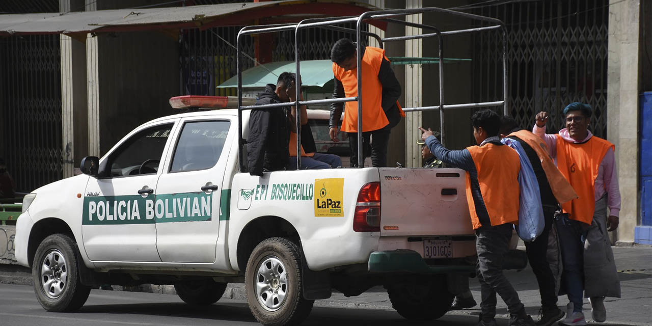 Calles paceñas con infractores de consumo de alcohol.