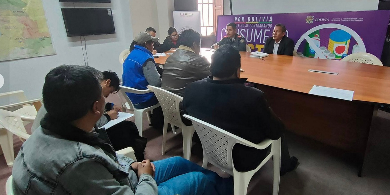 Socializan la lucha anticontrabando con el Sindicato de Transportes en Charaña