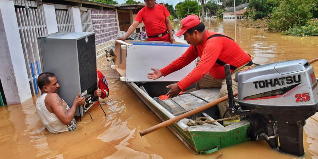 Inundaciones por lluvias torrenciales causan cientos de familias damnificadas.