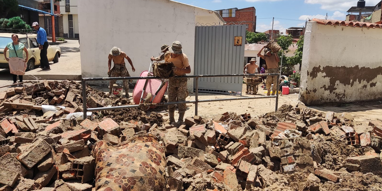 El Gobierno despliega a 2.727 militares y entrega 18 toneladas de ayuda a las familias afectadas por los desastres climáticos