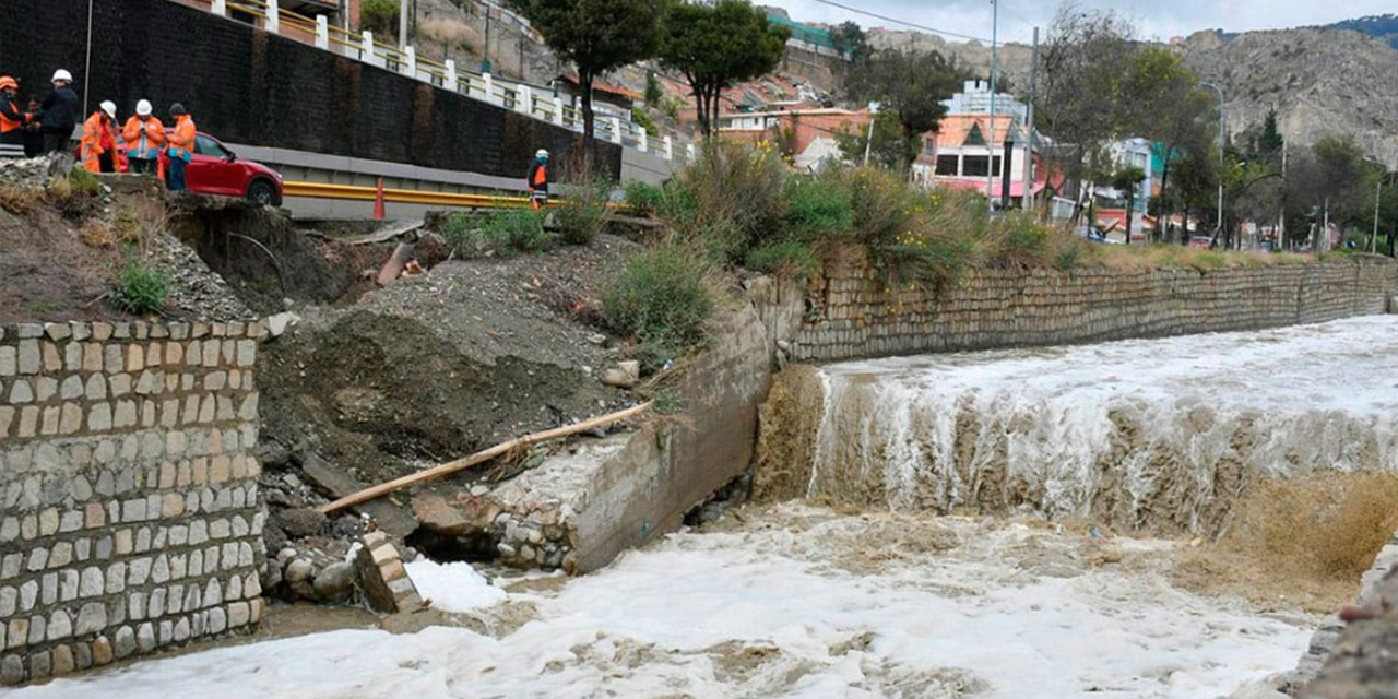 El río Choqueyapu creció por las lluvias, al sur de La Paz. 