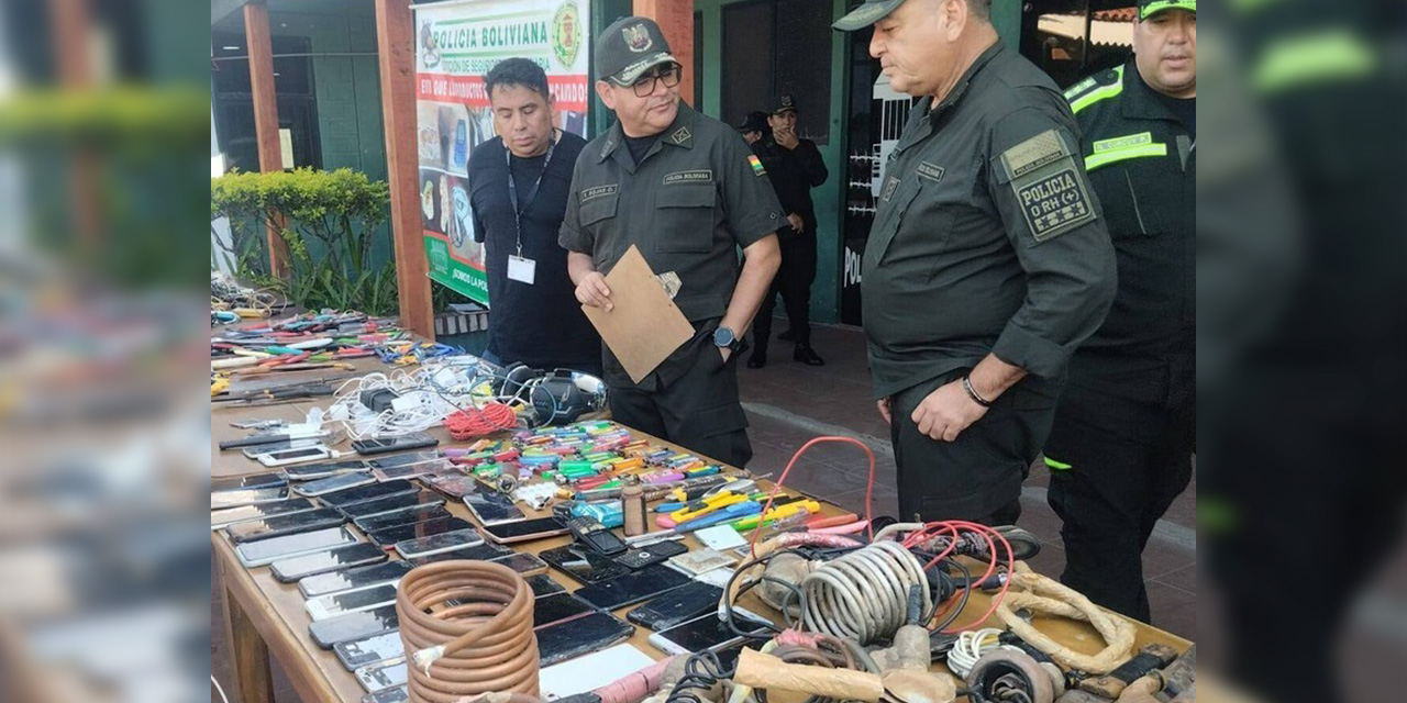 Los objetos comisados en el penal de Palmasola, en la ciudad de Santa Cruz. Foto: Policía boliviana