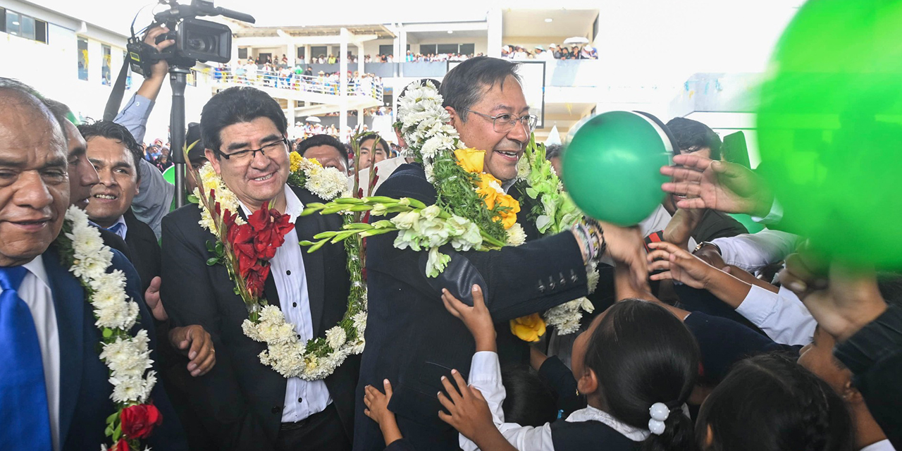 Estudiantes de la Unidad Educativa “26 de Febrero” reciben al presidente Luis Arce.