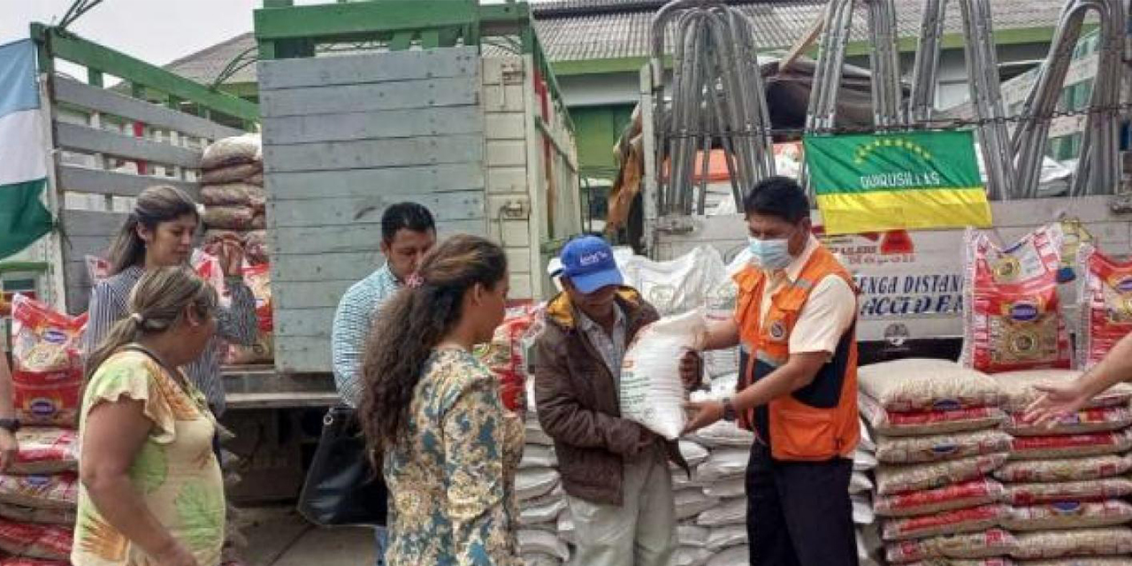 Militares colaboran en la entrega de la ayuda humanitaria.