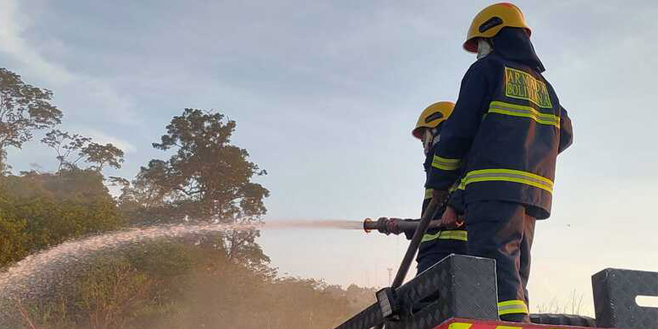 Un incendio forestal es combatido por efectivos de las Fuerzas Armadas.