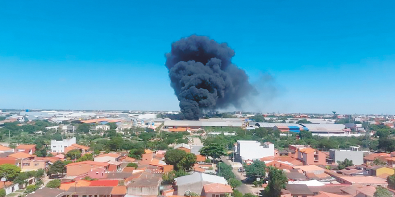 Incendio de magnitud en el Parque Industrial.